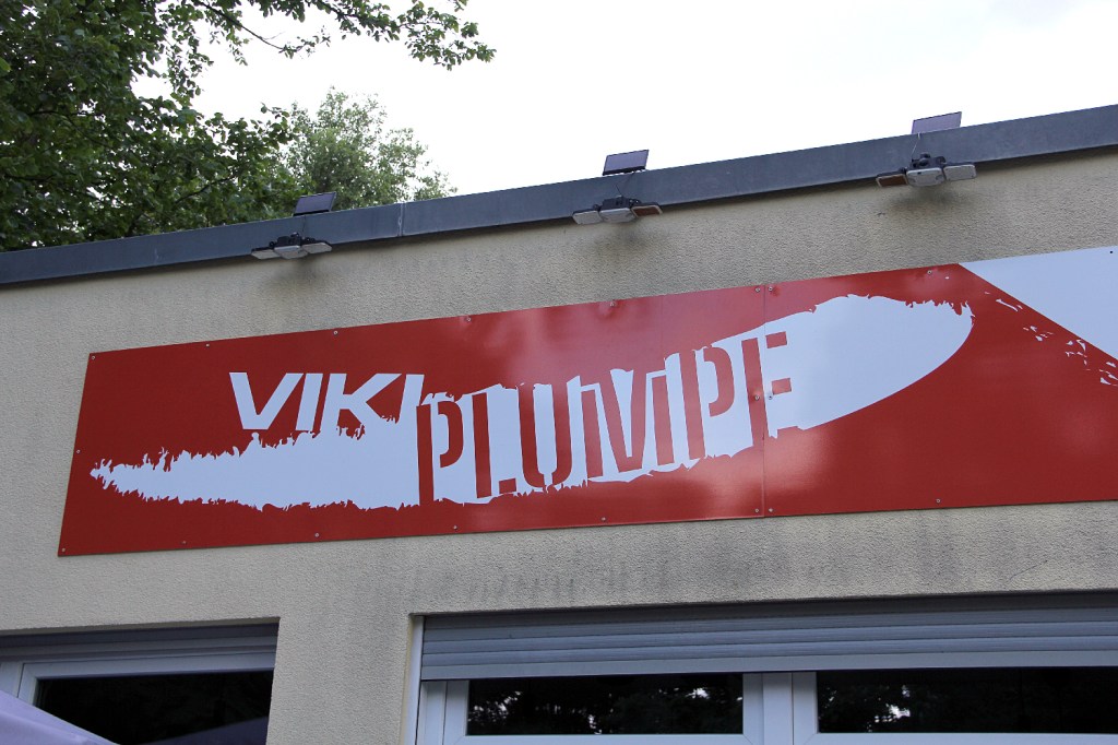 Schild an der VikiPlumpe, dem Vereinsheim von Viktoria Mitte. Foto: Hensel