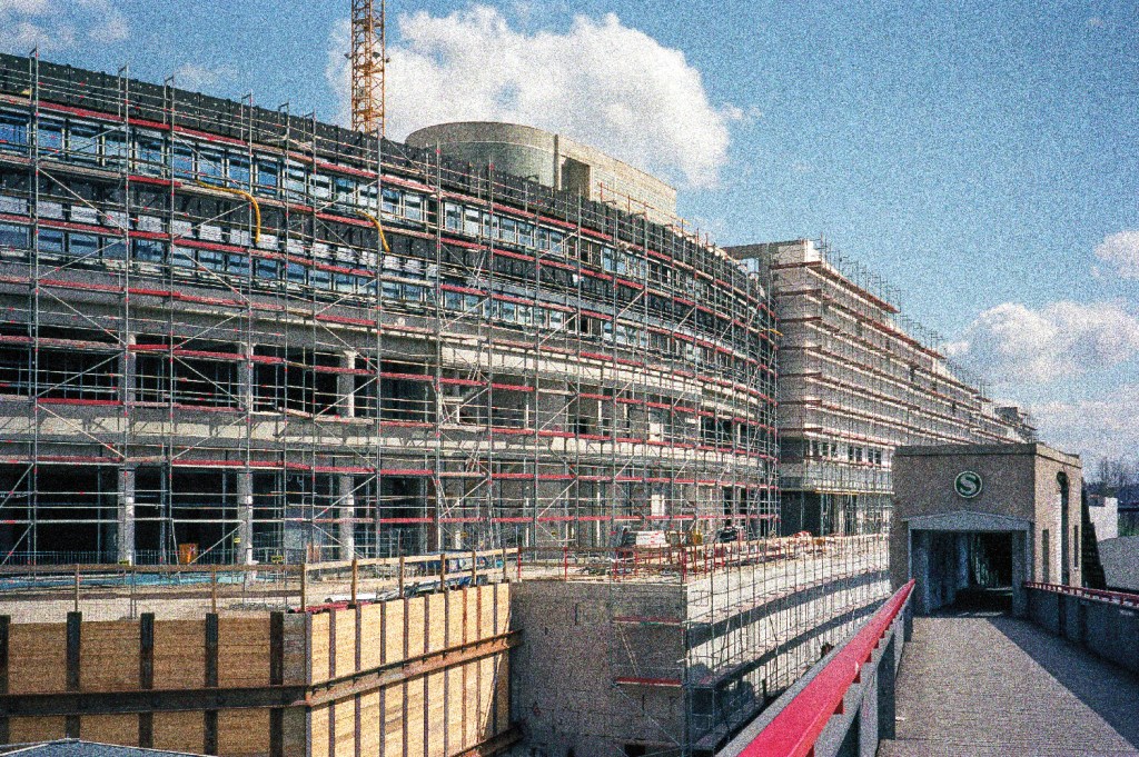 Der Gesundbrunnen wird umgebaut, das Gesundbrunnen-Center entsteht. Foto: Hartmut Bräunlich