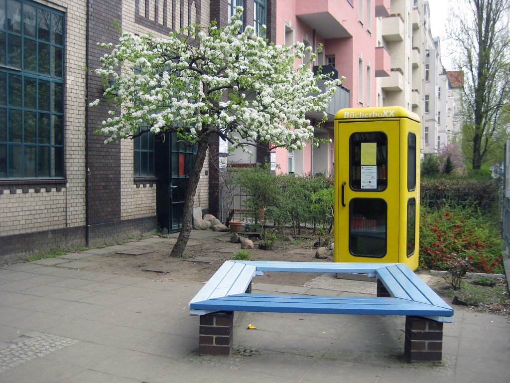 Die Bücherbox vor dem Labyrinth Kindermuseum steht auch auf Fabrik-Gelände. Foto: Hensel