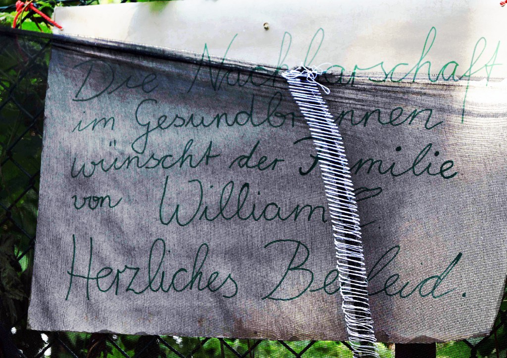 Ein Schild mit einer Botschaft an die Hinterbliebenen. Foto: Michael Becker