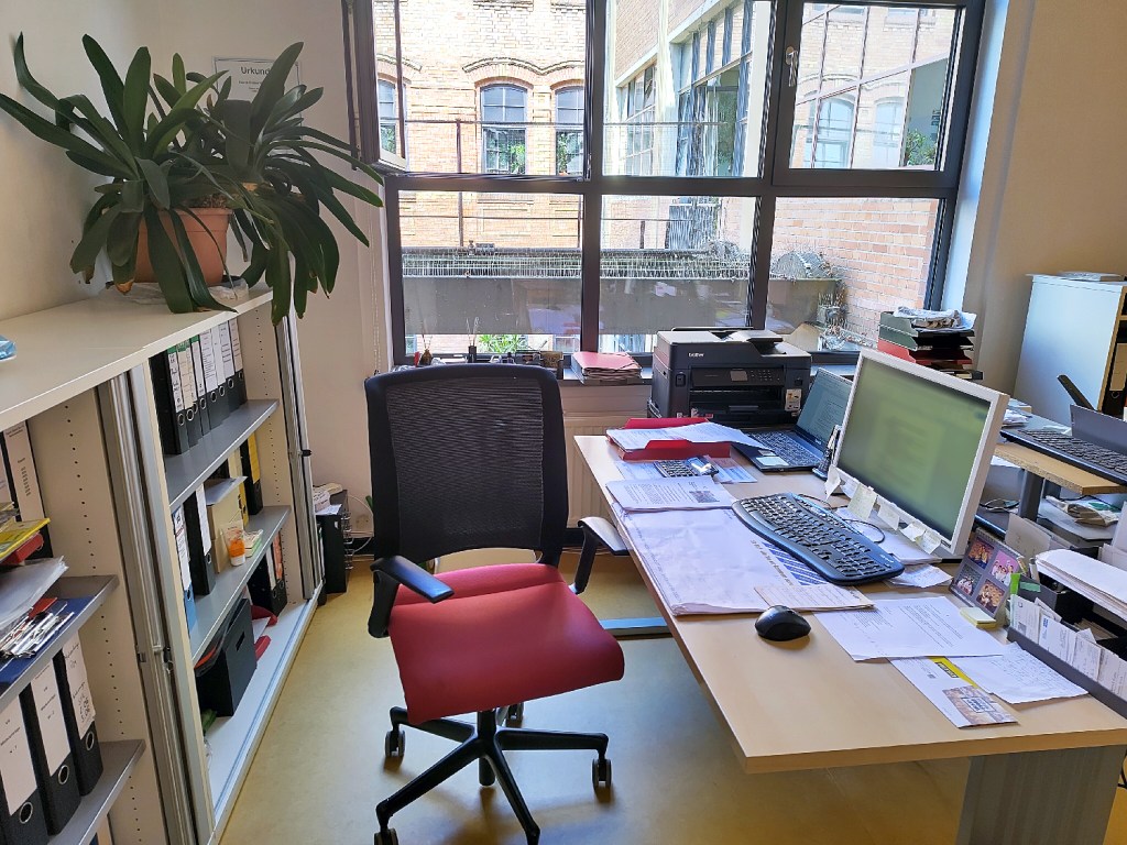 Der Arbeitsplatz von Martina Stumpf in der Fabrik Osloer Straße. Foto: Hensel