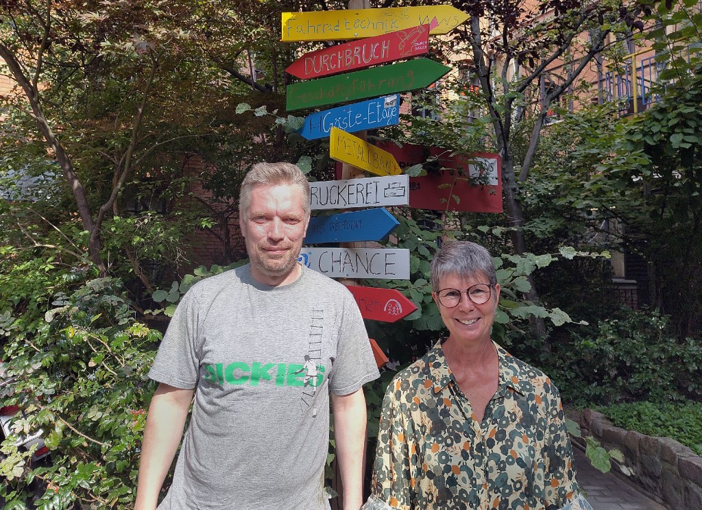 Hausverwalterin Martina Stumpf mit Marcel Cozic, dem Haushandwerker der Fabrik Osloer Straße. Foto: Hensel