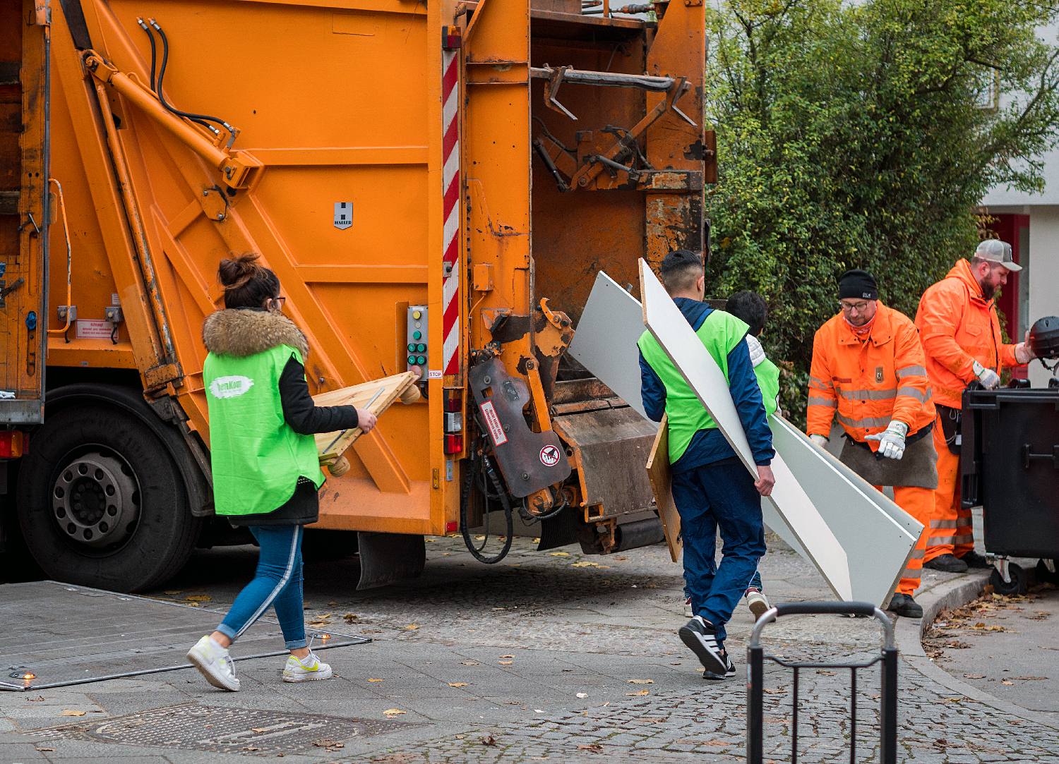 Bei einer Sperrmüllaktion in der Demminer Straße. Foto: Sulamith Sallmann