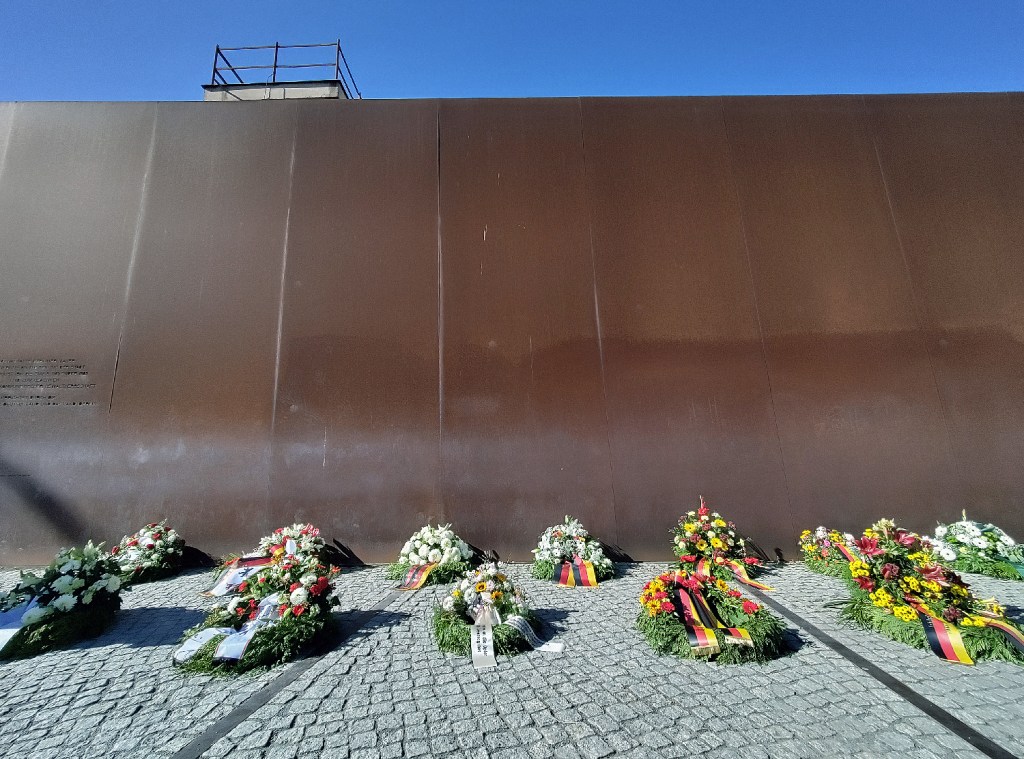 Am 13. August 2024 wurde Blumenkränze an der Mauergedenkstätte Bernauer Straße niedergelegt. Der Beginn des Mauerbaus jährte sich an dem Tag zum 63. Mal. Foto: Hensel