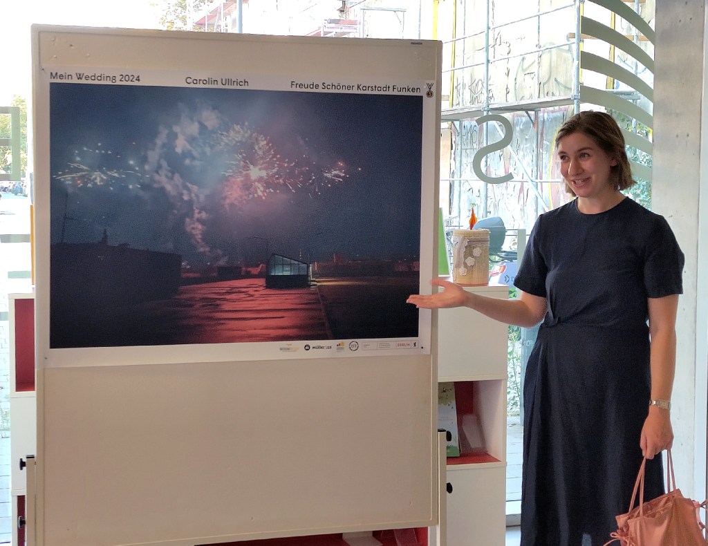 Carolin Ullrich erklärte bei der Vernissage die Gedanken, die sie zu der Fotografie hat. Foto: Hensel