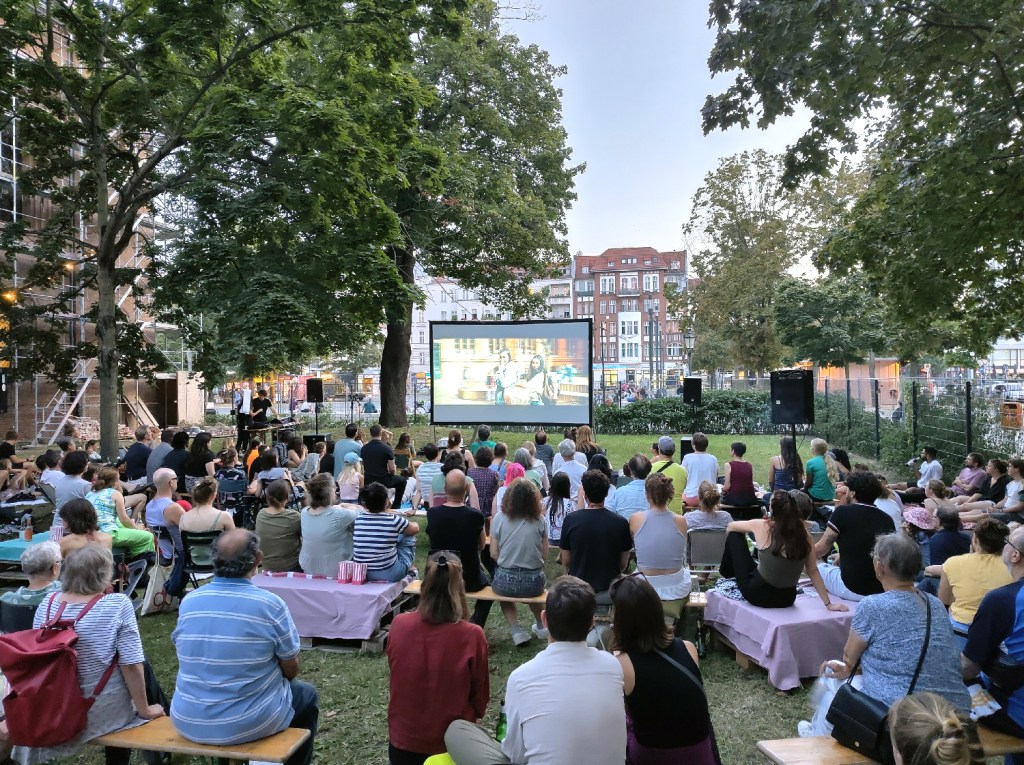 Beim Sommerkino auf dem Leopoldplatz. Foto: Hensel