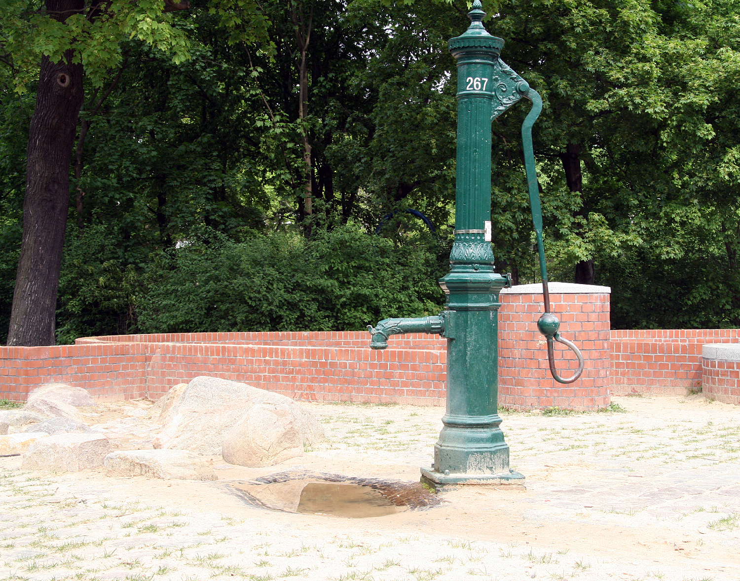 Notwasserpumpe auf dem Vinetaplatz. Foto: Hensel