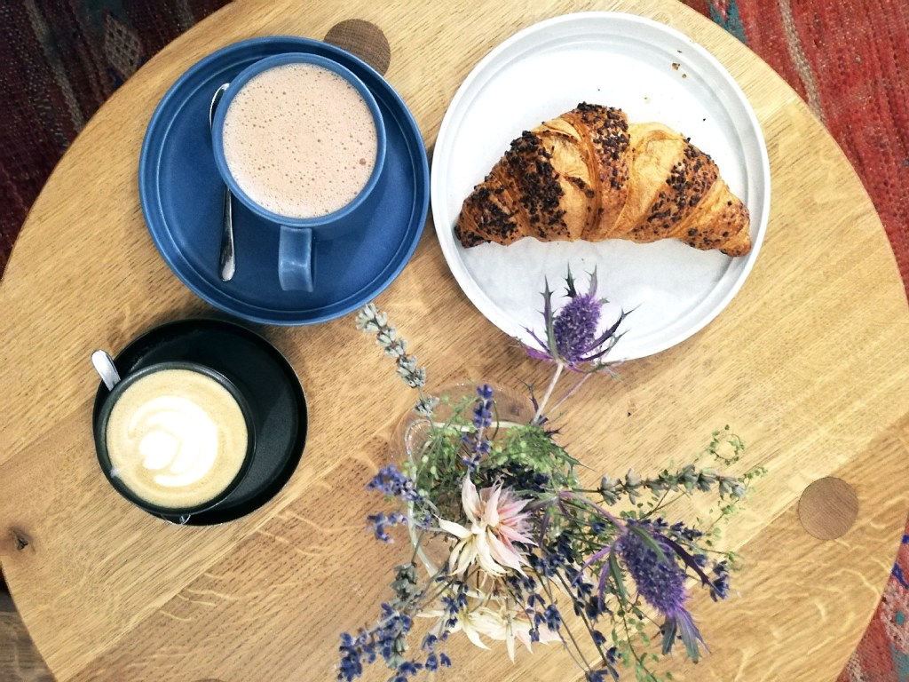 Kaffee, Kakao und Croissant im Coffee Circle Café. Foto: Hensel