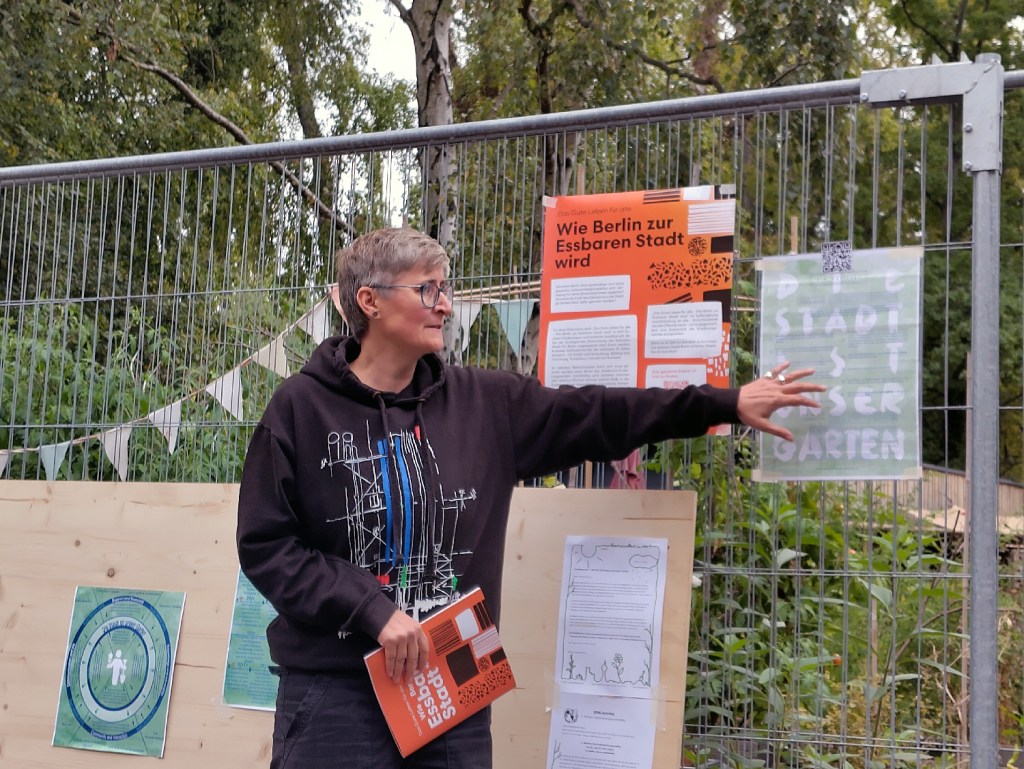 Gartenaktivistin Kerstin Stelmacher stellt das Konzept die die Essbare Stadt vor. Foto: Hensel