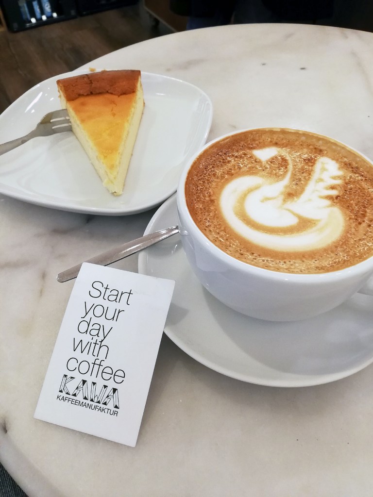 Cappuccino und Käsekuchen von KAWA. Foto: Hensel