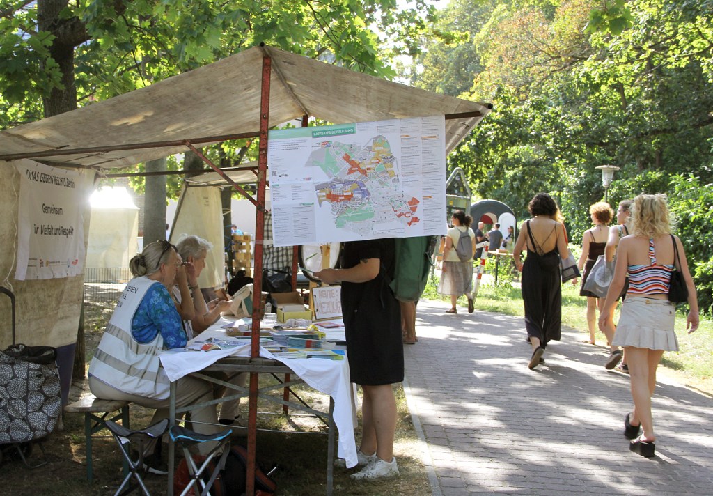 Infos gab es auch, hier am Stand der "Omas gegen Rechts". Foto: Hensel
