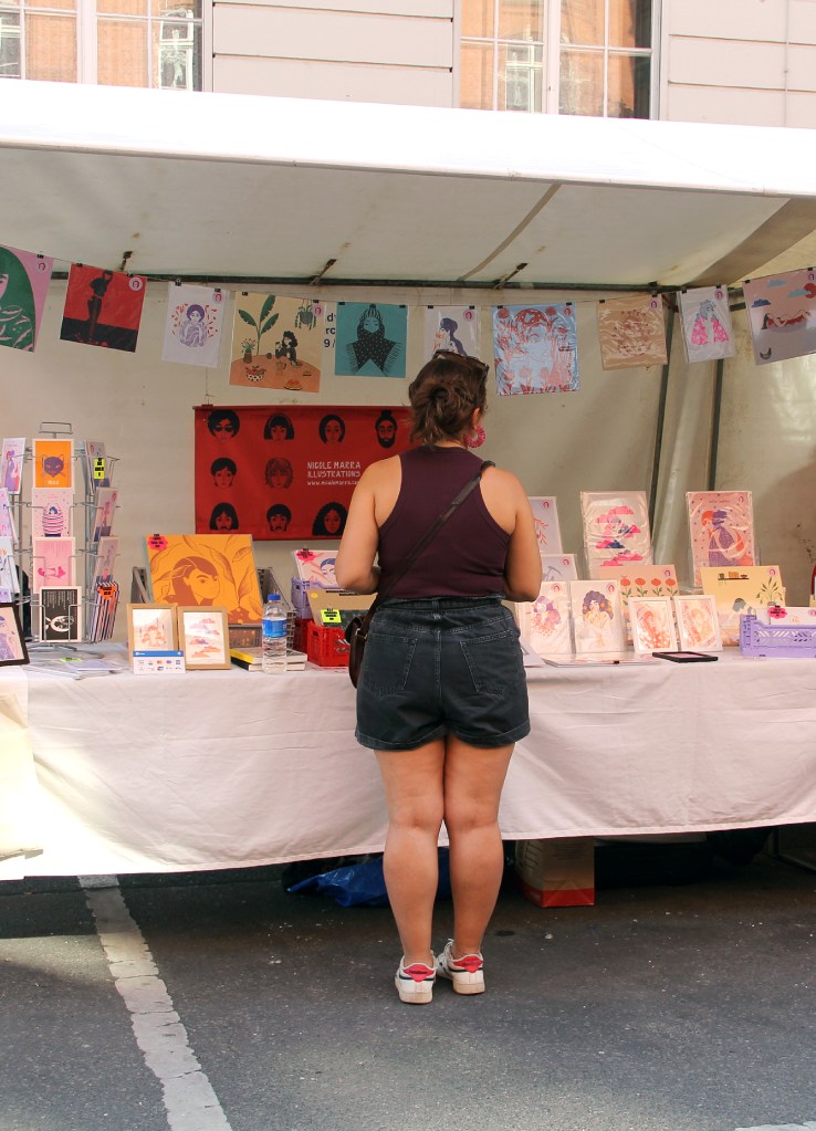 Eine Frau schaut sich an einem Stand des Kreativmarktes um. Foto: Hensel