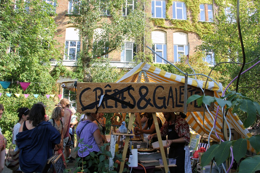 Im Garten der PA58 gab es Galettes, Crepes waren schnell ausverkauft. Foto: Hensle