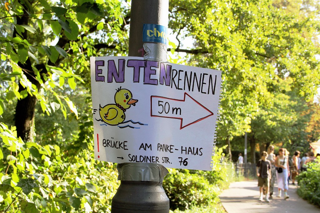 Noch 50 Meter bis zum Startpunkt des Entenrennens auf der Panke. Foto: Hensel