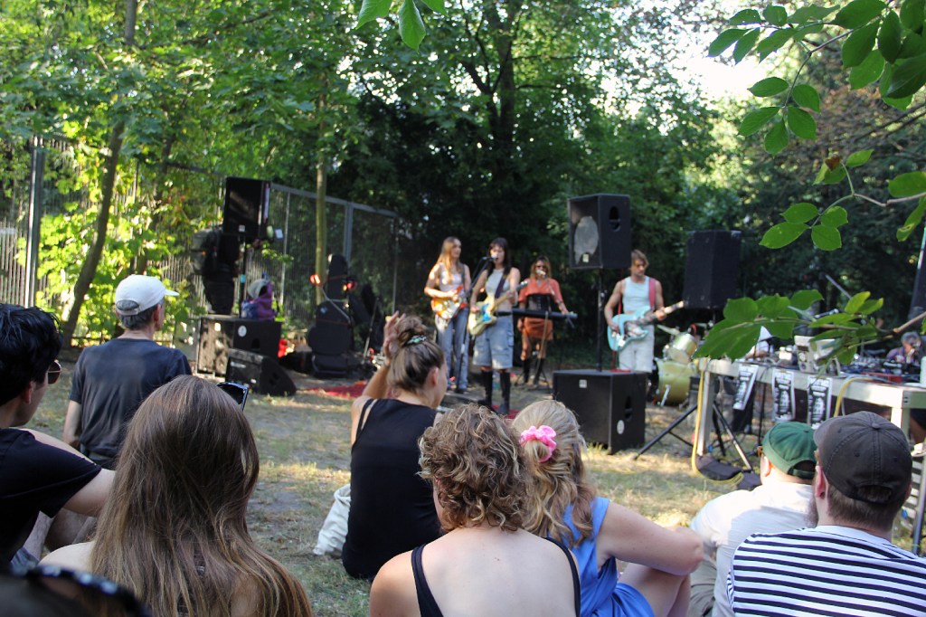 Besucherinnen und Besucher bei einem Konzert beim Panke Parcours. Foto: Hensel