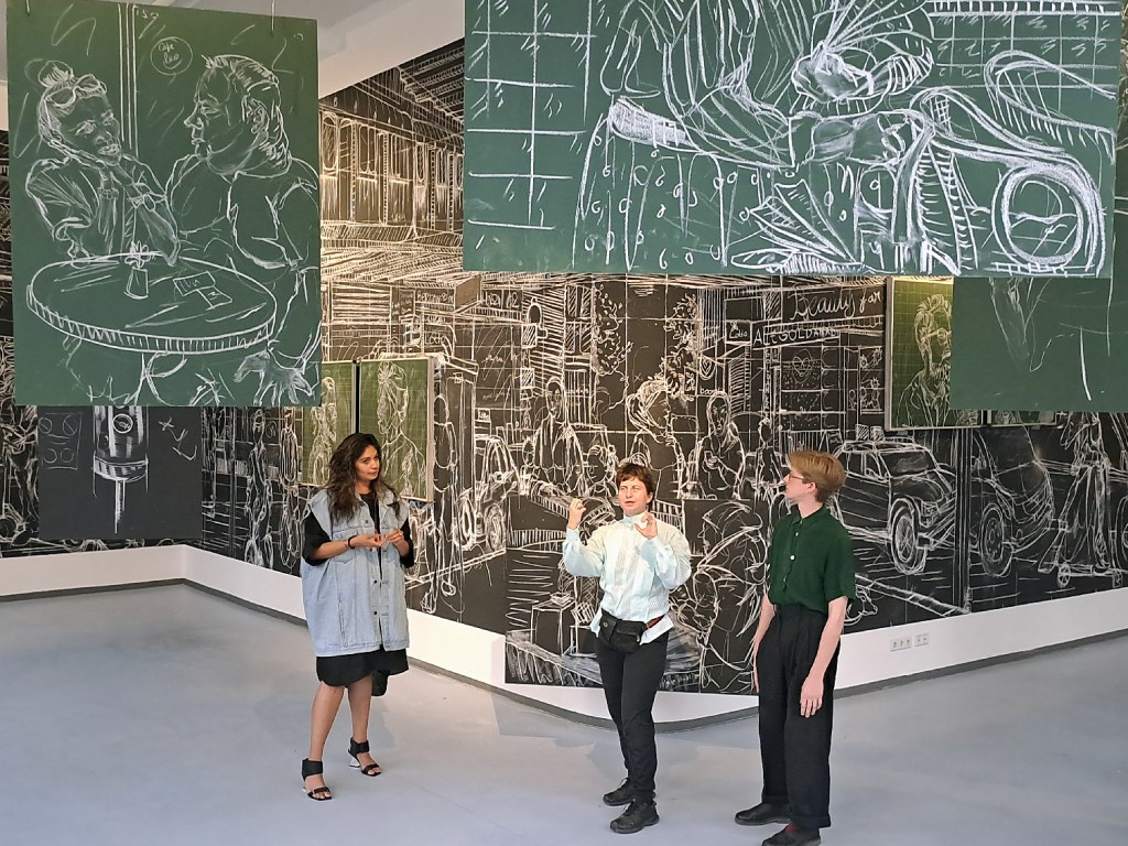Die Künstlerin Raquel van Haver (links) im Gespräch mit Maja Smoszna (Mitte) und Malte Pieper von der Galerie Wedding. Foto: Schnell
