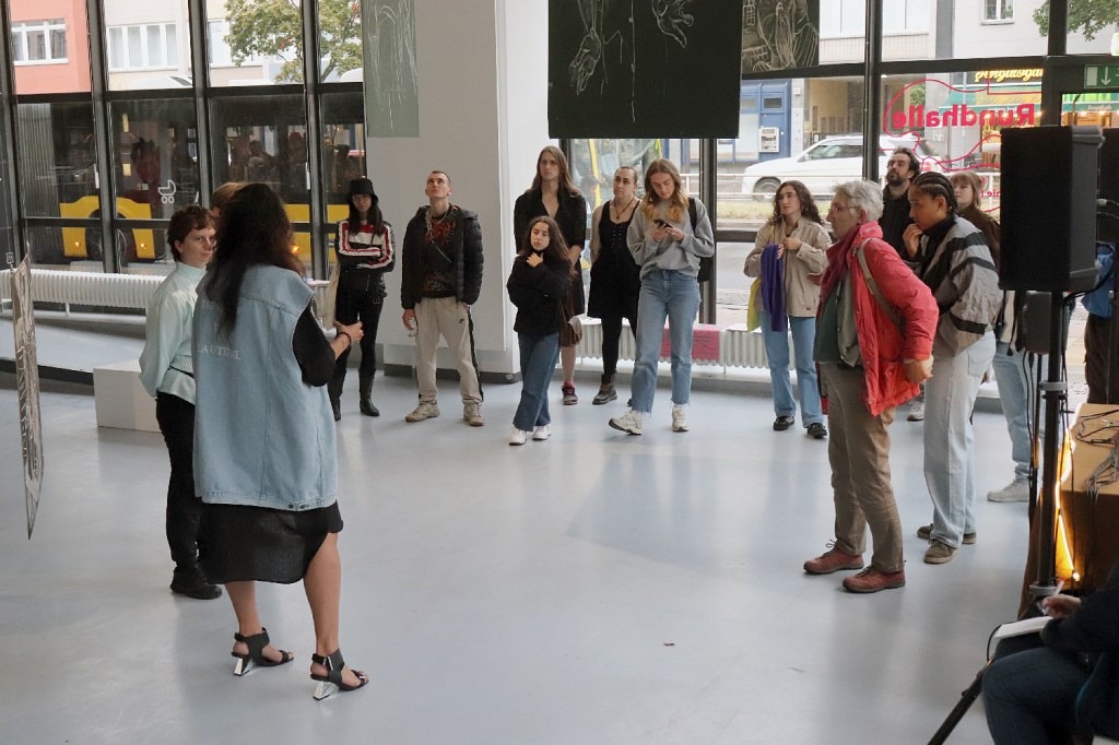 Besucher:innen der Vernissage in der Galerie Wedding. Foto: Schnell