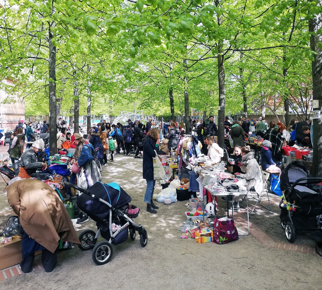 Weiterreich-Flohmarkt auf dem Schulhof der Vinetagrundschule. Foto: Hensel