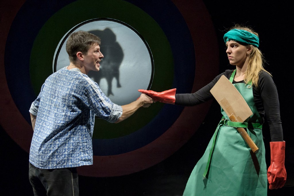 Szene aus dem Stück "Hans im Glück" im Atze Musiktheater. Foto: Jörg Metzner