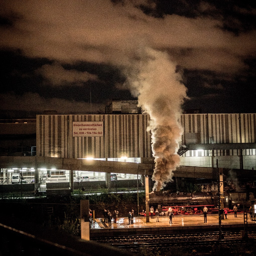 Heutzutage ein seltener Gast: eine Dampflok am Gesundbrunnen, hier im Dezember 2019. Foto: Sulamith Sallmann