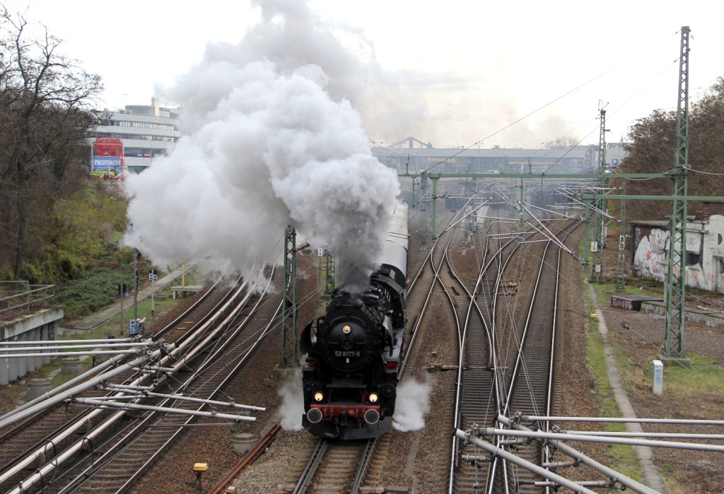 Hallo Else! Die Dampflok verlässt den Bahnhof Gesundbrunnen auf ihrer Tour auf der Ringbahn. Foto: Hensel