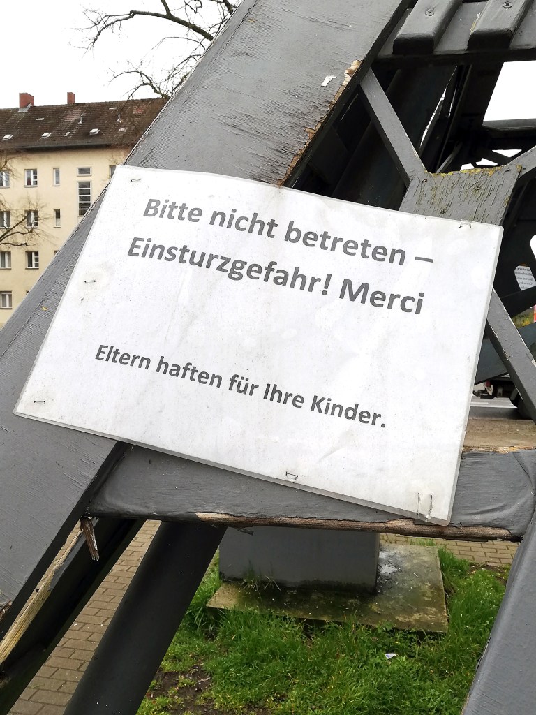Kurz vor dem Abriss des Mini-Eiffelturms hingen diese Schilder an dem zehn Jahre alten Bauwerk. Foto: Hensel