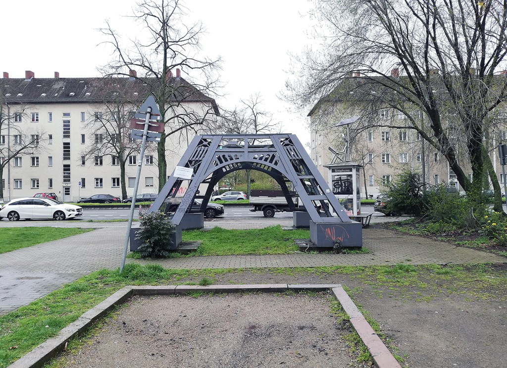 Kurz nach dem Abbau stand noch das Sockelgerüst. Foto: Hensel