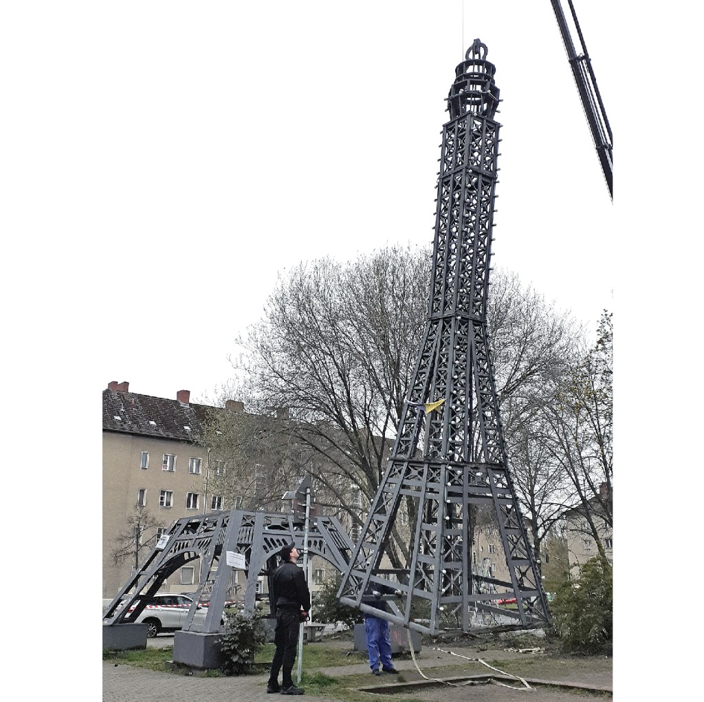 Zu sehen ist der Abriss des Mini-Eiffelturms. Nun wird ein neuer Turm aufgestellt. Foto: CFB Berlin