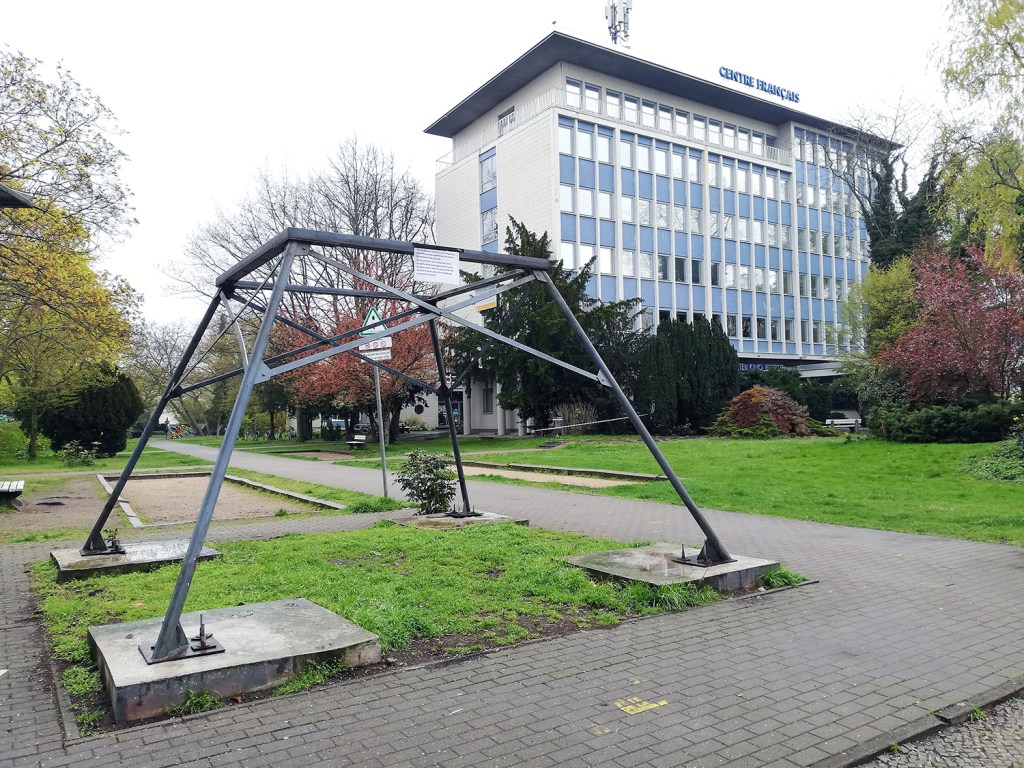 Nun ist auch die Verkleidung des Sockels weg. So steht das Gerüst aktuell in der Müllerstraße 74. Foto: Hensel