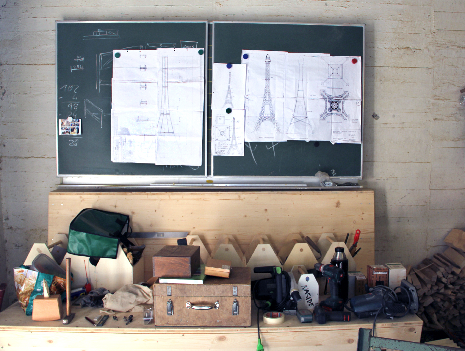 Der alte Bauplan ist auch der Bauplan für den neuen Turm. Hier hängt er an der Wand in der Holzwerkstatt in Tempelhof. Foto: Hensel