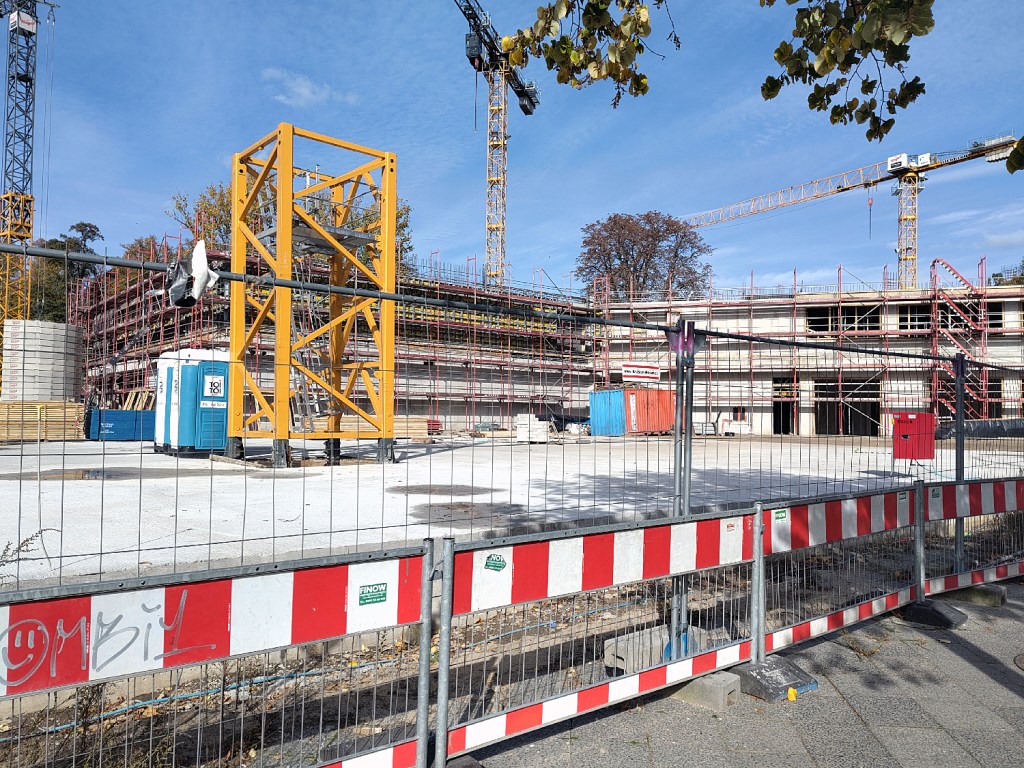 Schulstraße: Hier wird eine Gymnasium gebaut. Foto: Hensel
