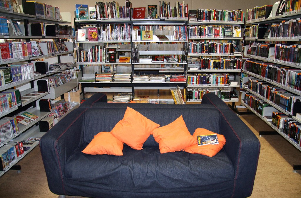 Blick in die Hugo-Heimann-Bibliothek kurz vor deren Schließung - mit Sofa und jeder Menge Lesestoff. Foto: Hensel