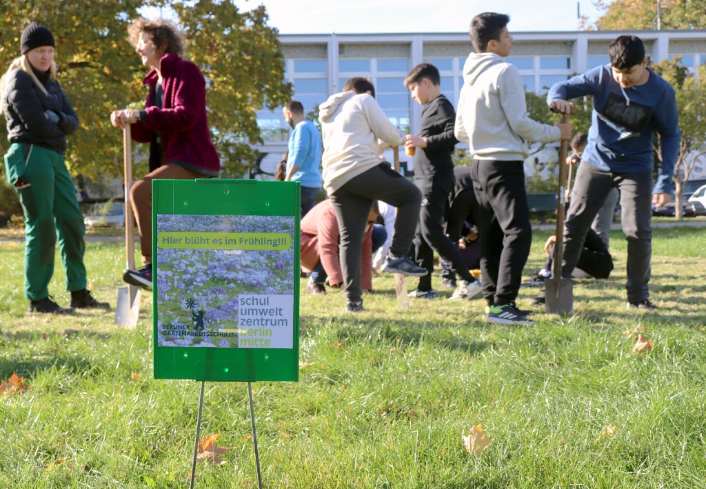 Das Schild: hier ist eine Aktion des Schul-Umwelt-Zentrums Mitte im Gange. Foto: Schnell