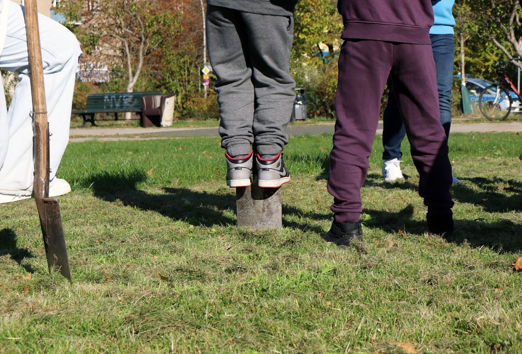 Nicht so leicht, mit dem Spaten ein Loch zu graben! Foto: Schnell