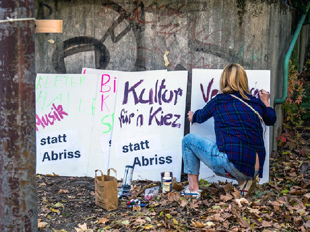 Immer wieder wird zumindest eine Zwischennutzung gefordert wie hier bei einer Kundgebung im Oktober 2018. Der auf dem Schild angeprangerte Abriss ist inzwischen vom Tisch. Foto: Sulamith Sallmann