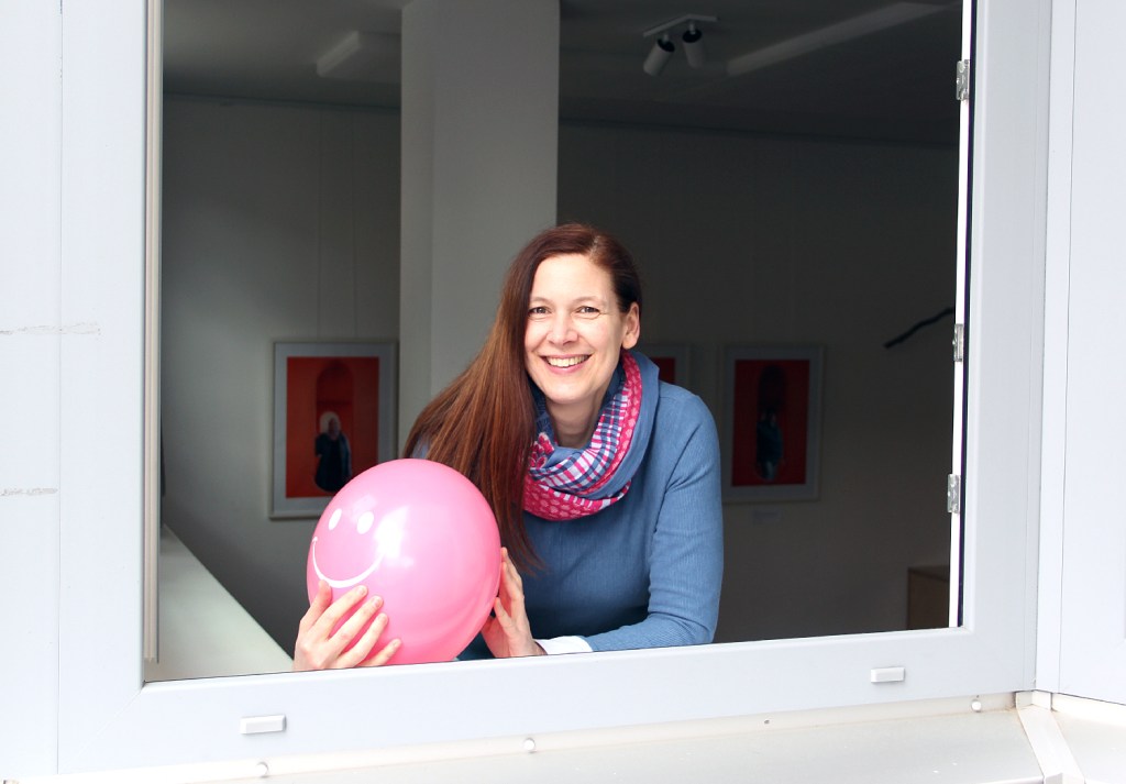 Lachyoga-Trainerin Stephanie Esser schaut aus dem Fenster des Nachbarschaftstreffs Waschküche. Foto: Hensel