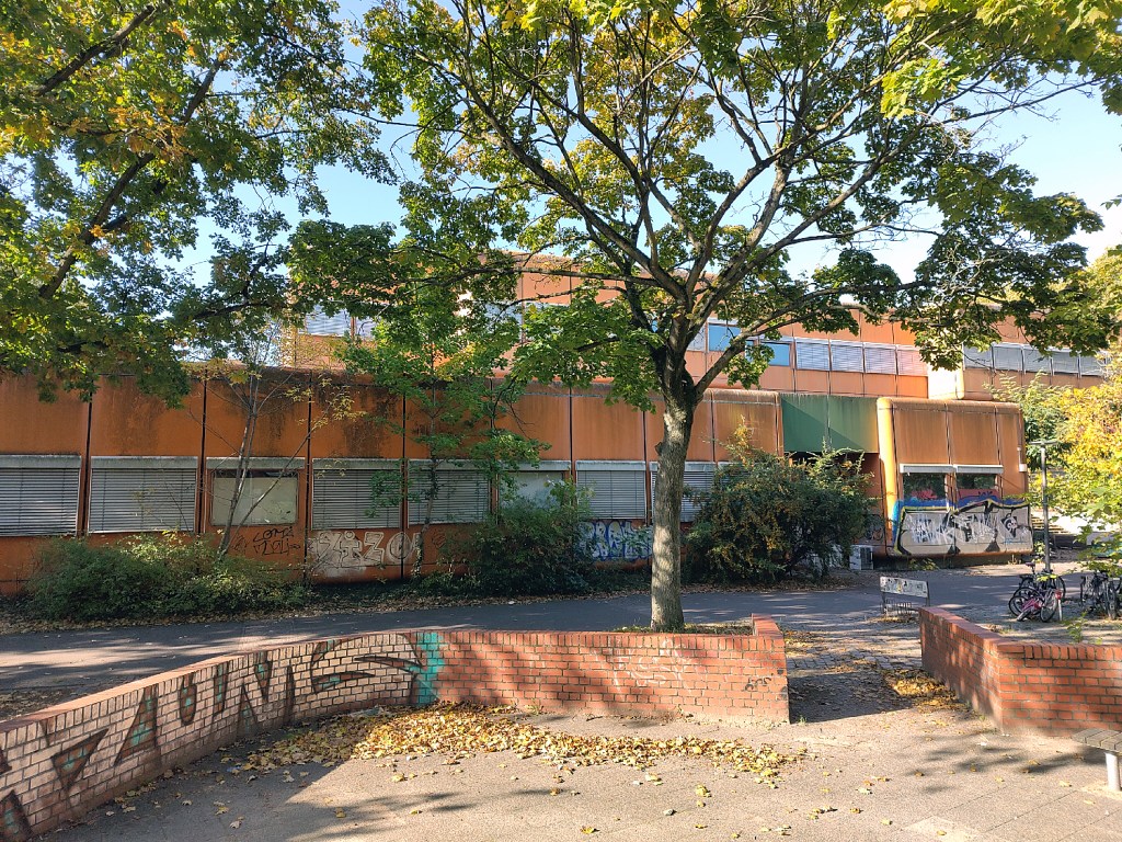 Die ehemalige Bibliothek steht heute leer. Früher konnte sie von vorn und von hinten direkt über das Gymnasium erreicht werden. Foto: Hensel