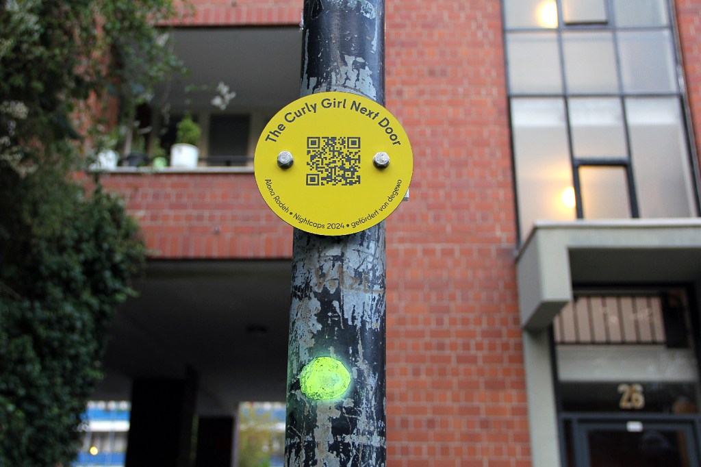Die zehn Straßenlaternen mit Hut haben jeweils einen Namen bekommen. Über einen QR-Code gibt es mehr über sie zu erfahren. Foto: Hensel