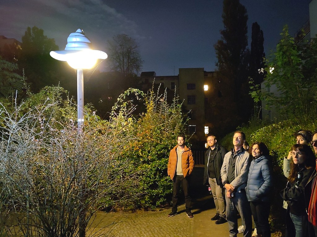 Beim Rundgang konnten sich Interessierte alle Straßenlaternen ansehen, die einen Hut bekommen haben. Foto: Hensel