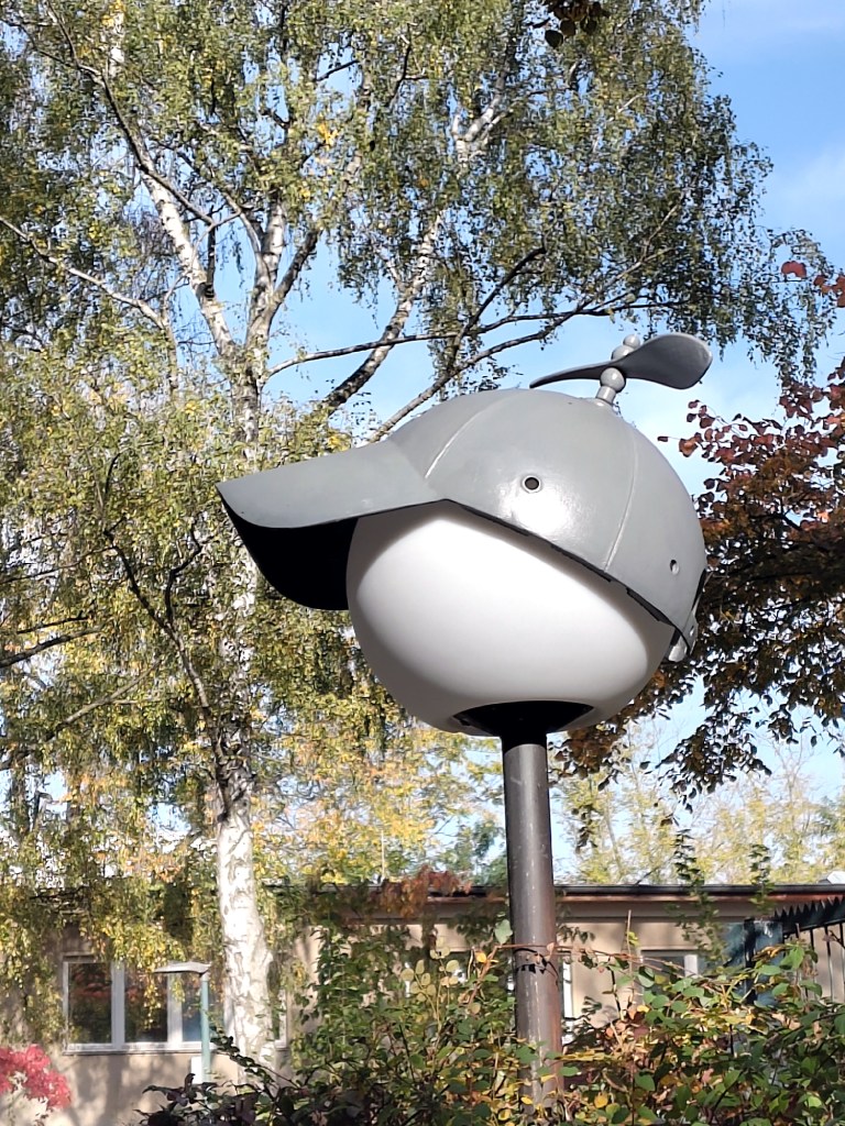 Das Exemplar vor einer Kita bekam ein Basecap mit Propeller. Foto: Hensel