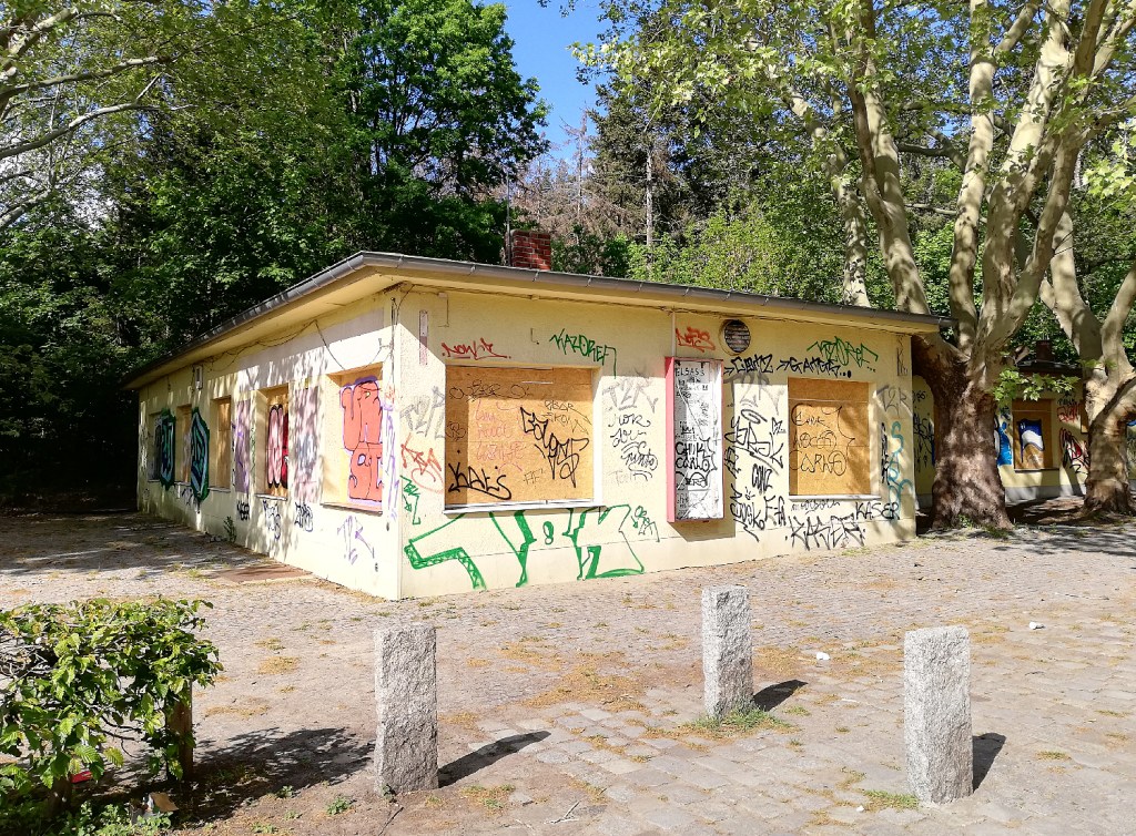 Das Parkcafé Rehberge ist seit Jahren geschlossen. Vor dem Café finden aber Veranstaltungen statt. Foto: Hensel