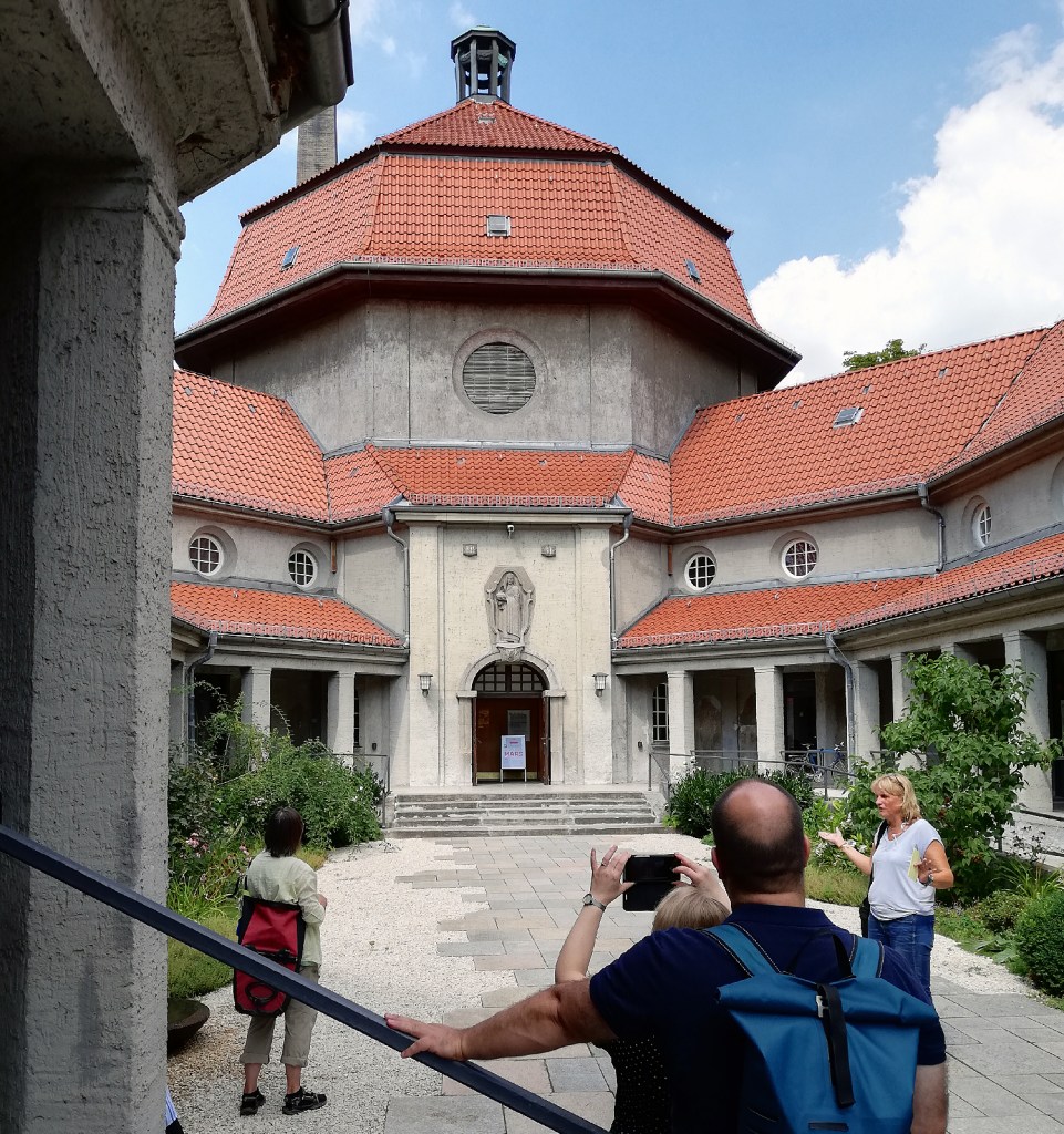 Bei einer historischen Führung im Silent Green Kulturquartier. Foto: Hensel