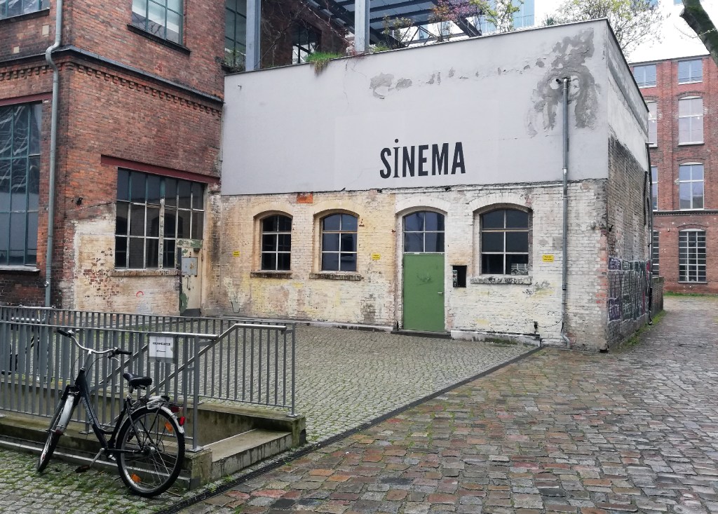 Das Sinema Transtopia befindet sich in einem Hof in der Lindower Straße. Foto: Hensel