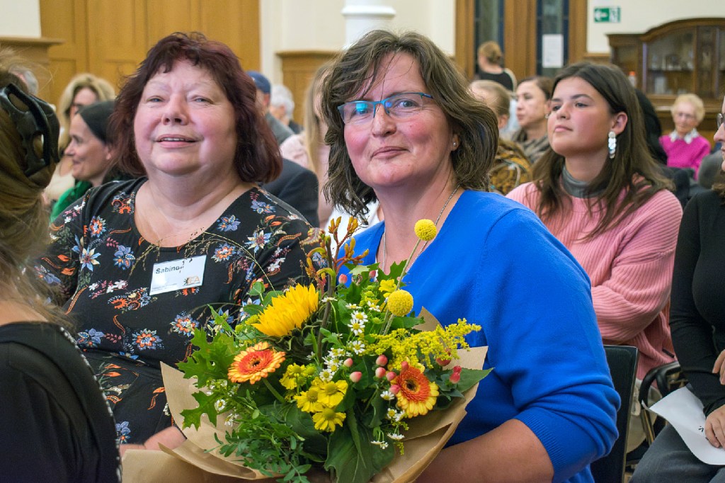 Vertreterinnen des Preisträgers Tagebuch- und Erinnerungsarchiv e. V. mit Blumenstrauß. Foto: Tobias Dombrowski