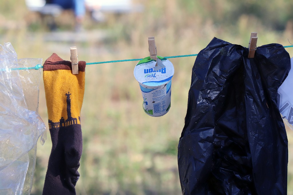 Was sonst in den Grünanlagen liegt, hängt nun auf der Leine. Foto: Schnell