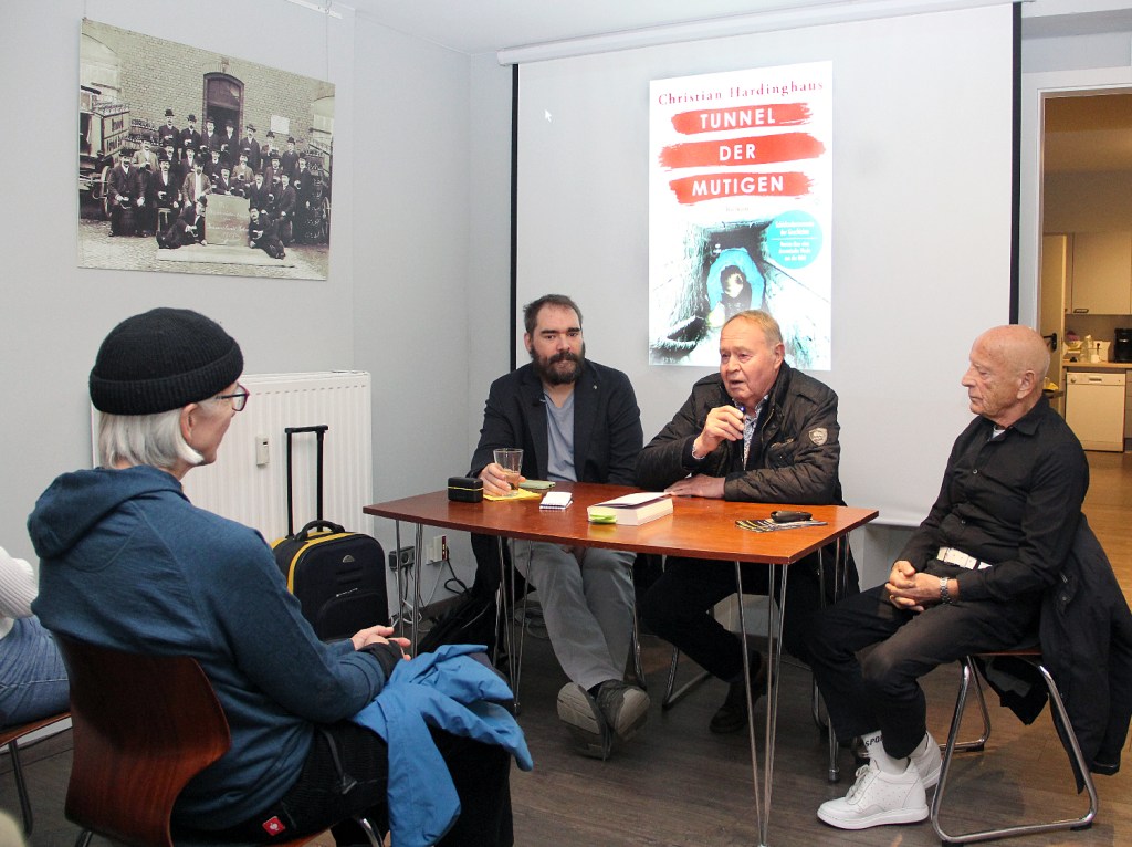 Im Gespräch über Fluchttunnel an der Berliner Mauer (von links): Christian Hardinghaus und die Zeitzeugen Winfried Schweizer und Boris Franzke. Foto: Hensel