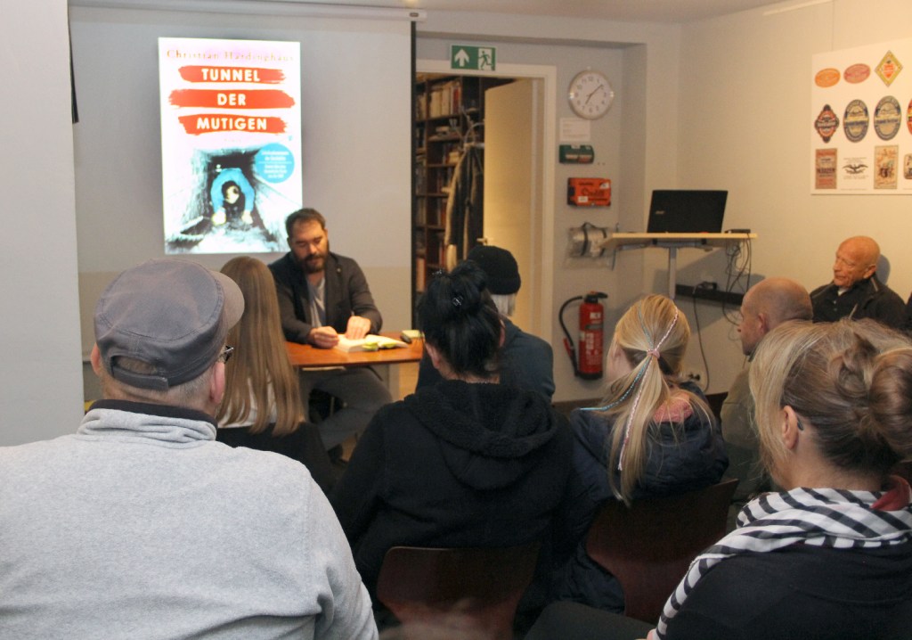 Bei der Lesung aus dem Roman "Tunnel der Mutigen" mit Autor Christian Hardinghaus. Foto: Hensel