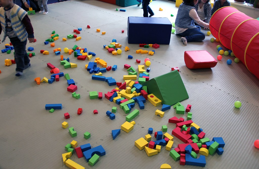 Ein kleines Durcheinander gehört dazu: Winterspielplatz im Olof-Palme-Zentrum. Foto: Hensel
