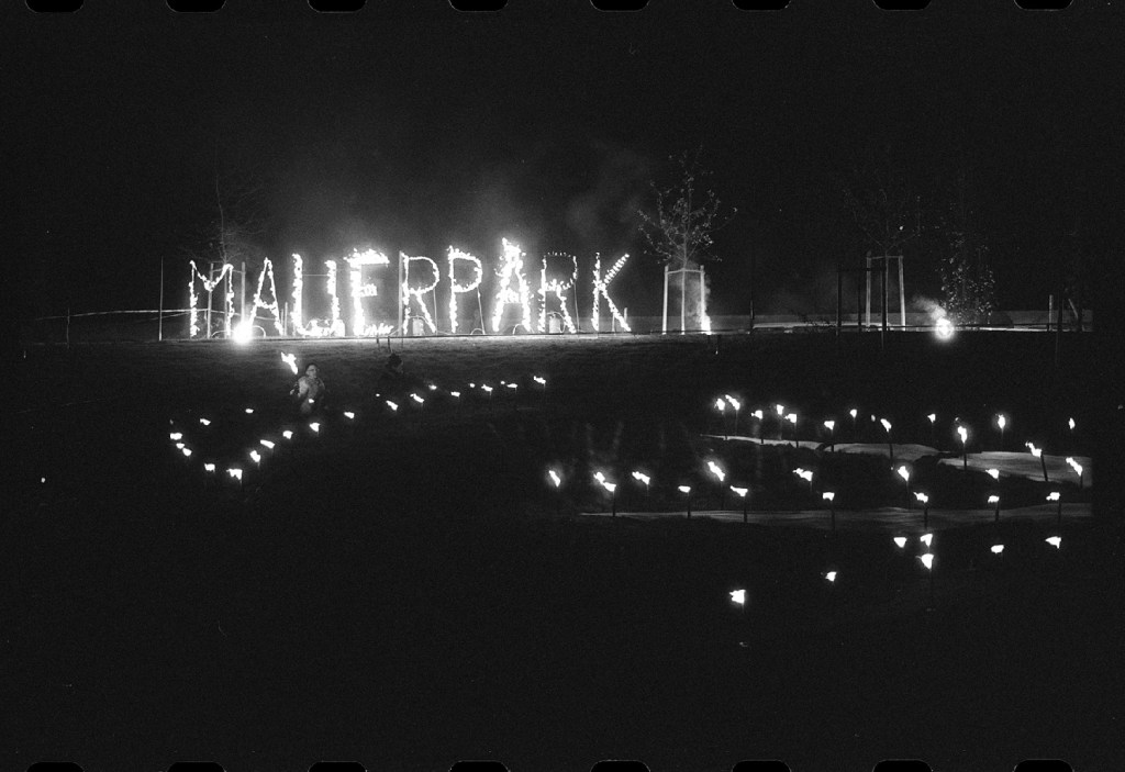 Eine Fotografie aus der Ausstellung zum 30. Geburtstag des Mauerparks von Rolf Zöllner. Foto: Rolf Zöllner