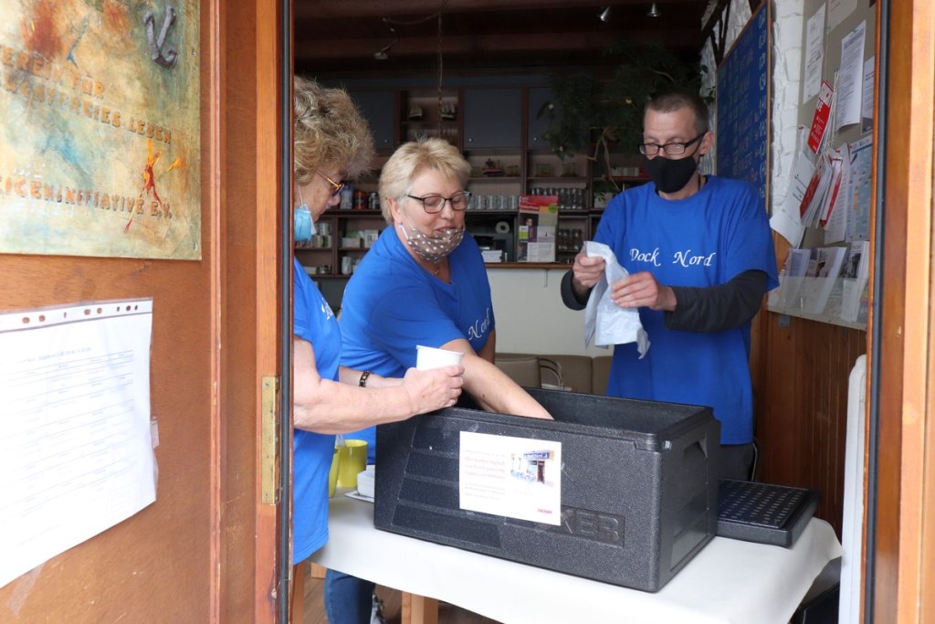 Essensausgabe in der Kontaktstelle. Foto: Andrei Schnell